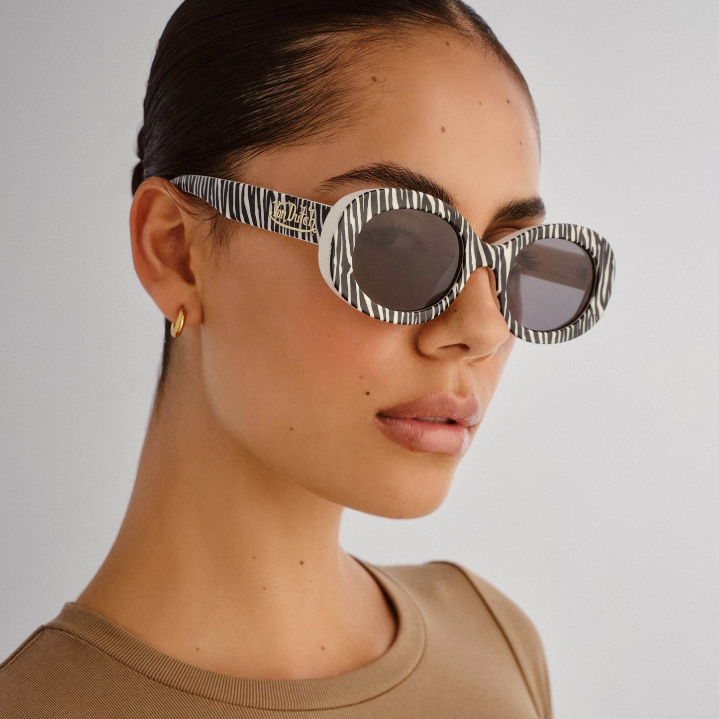 Dazed Zebra Vintage White Female Oval Sunglasses | Aire