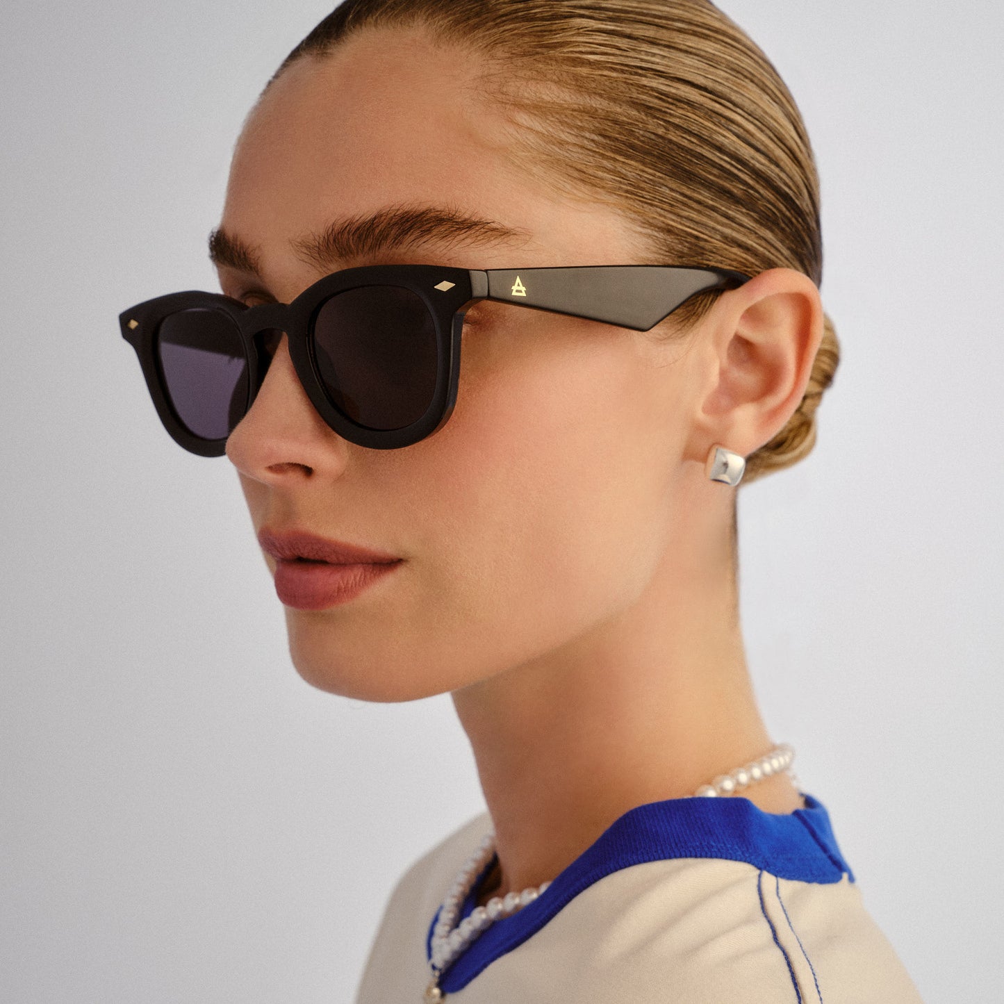 Aperture Black Uni-Sex Round Sunglasses | Aire
